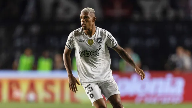 Danilo é afastado pelo Botafogo após ausência contra o Corinthians