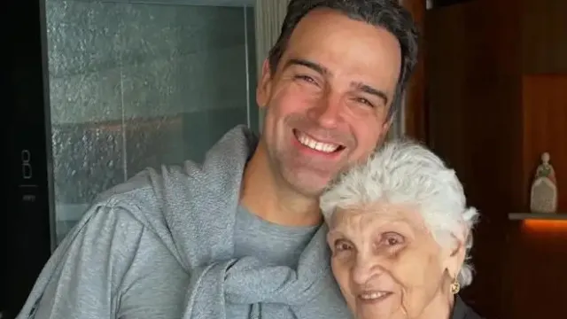 Tadeu Schmidt anuncia morte da mãe aos 92 anos