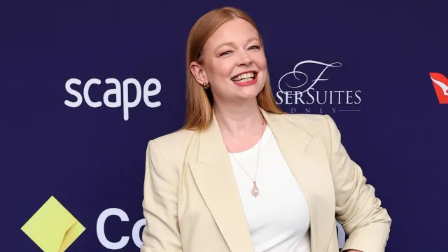 Atriz de ‘Succession’, Sarah Snook estrelará minissérie de ‘Os Passáros’, clássico de Hitchcock