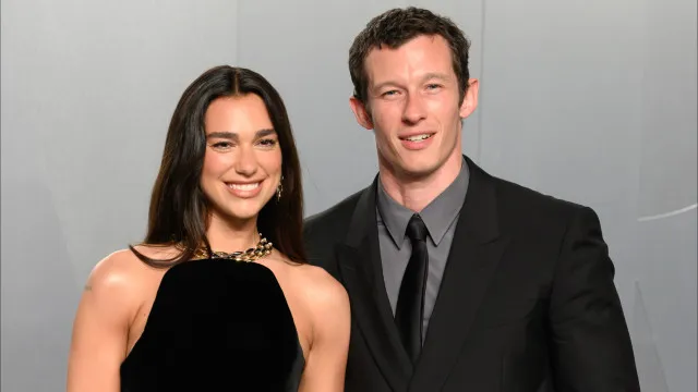 Dua Lipa se casa com o ator Callum Turner em Londres