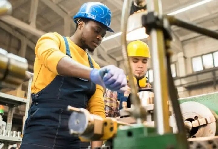 Faturamento da indústria sobe 3,8% em março