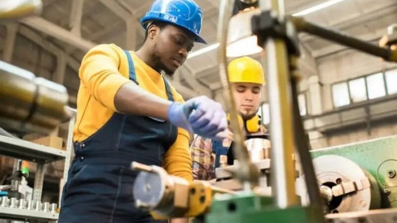Faturamento da indústria sobe 3,8% em março