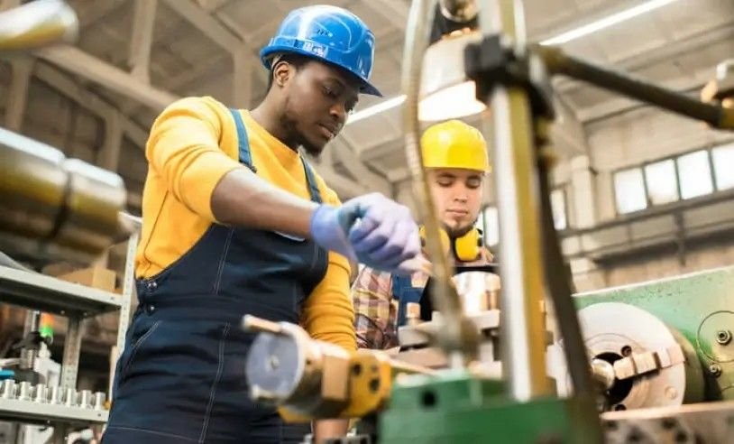 Faturamento da indústria sobe 3,8% em março