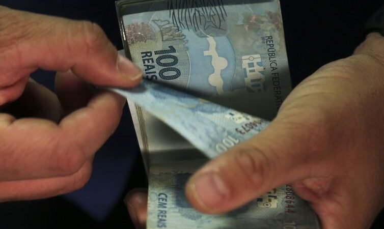 Renda média das famílias atinge R$ 2.264 em 2025