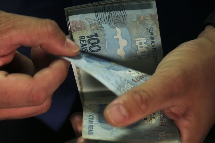 Renda média das famílias atinge R$ 2.264 em 2025