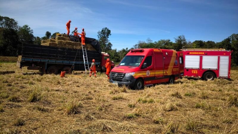 Trabalhador fica ferido em cima de caminhão e mobiliza resgate dos bombeiros