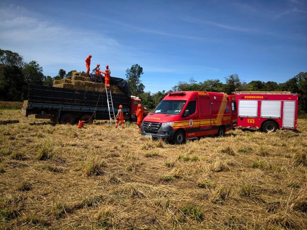 Trabalhador fica ferido em cima de caminhão e mobiliza resgate dos bombeiros