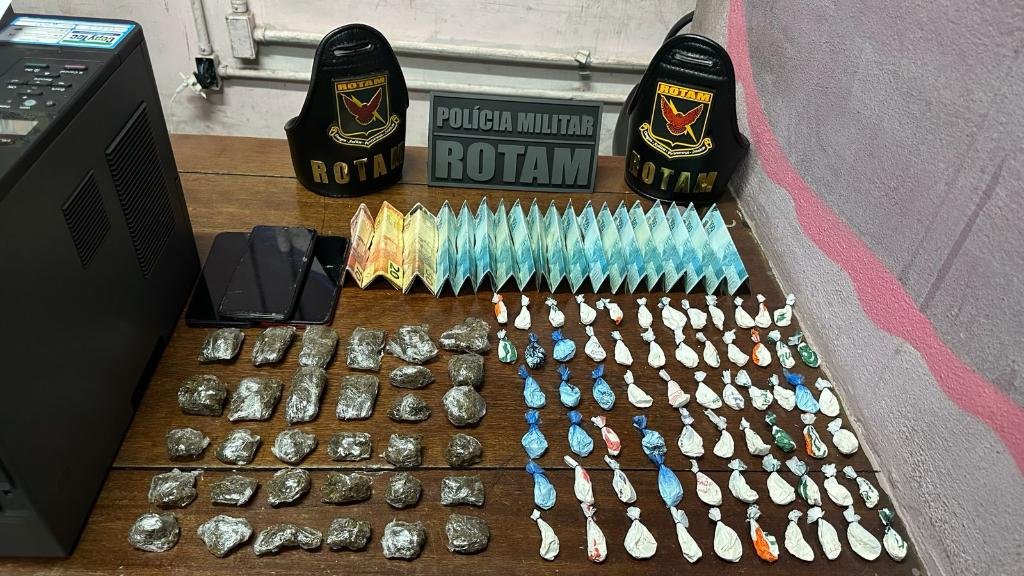 Dupla tenta fugir, mas acaba presa com drogas e dinheiro do tráfico