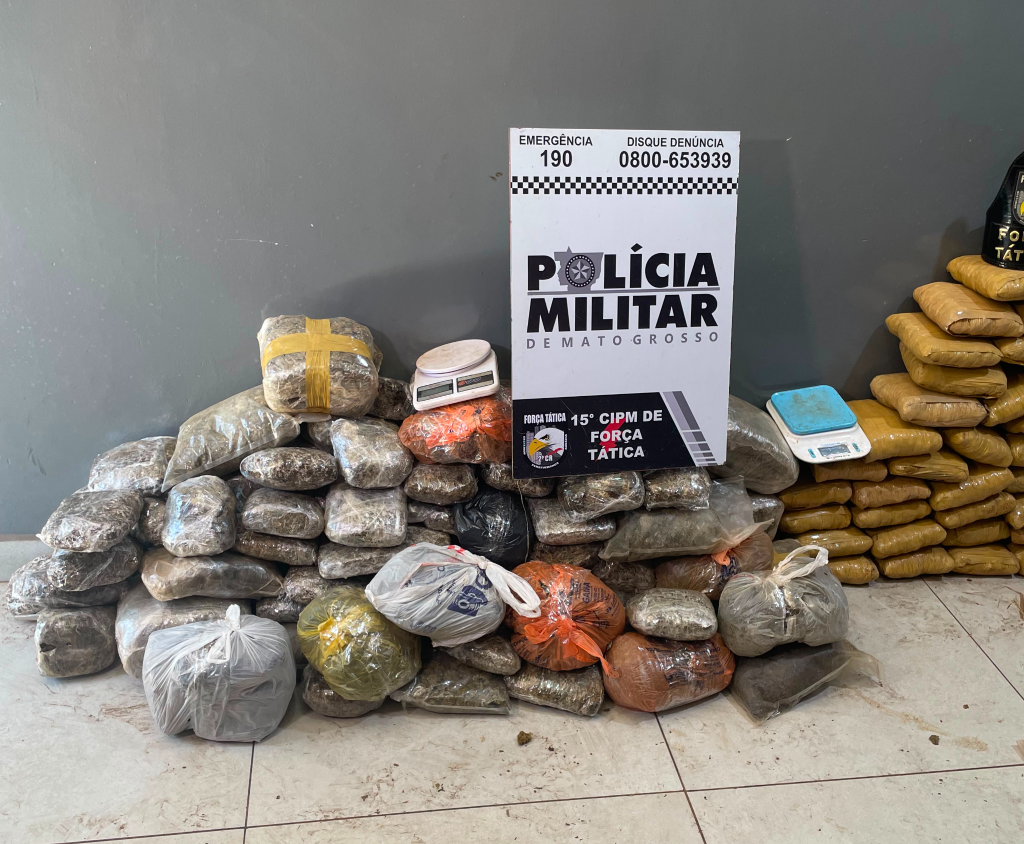 Carga milionária de maconha é descoberta enterrada em mata; três são detidos