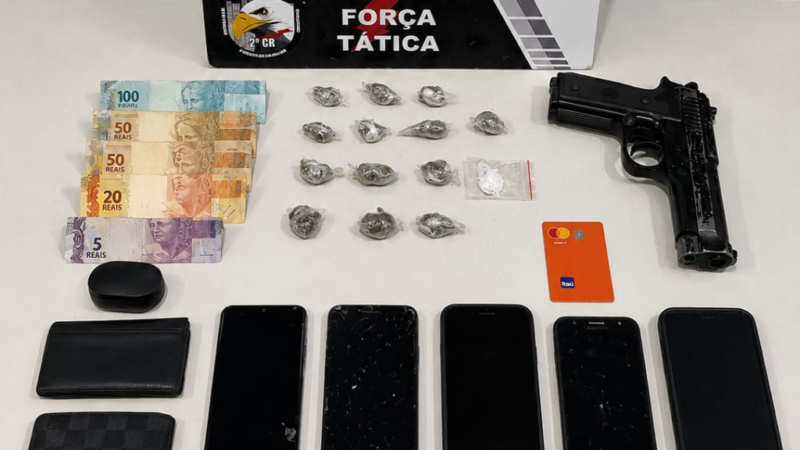 Tentativa de esconder drogas acaba com dois adolescentes apreendidos durante patrulhamento