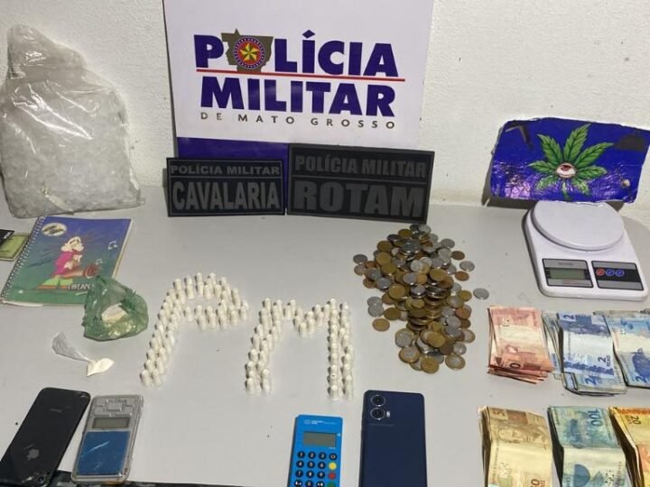 Cerco tático: Casal tenta correr para dentro de casa, mas acaba preso com estoque de drogas e dinheiro