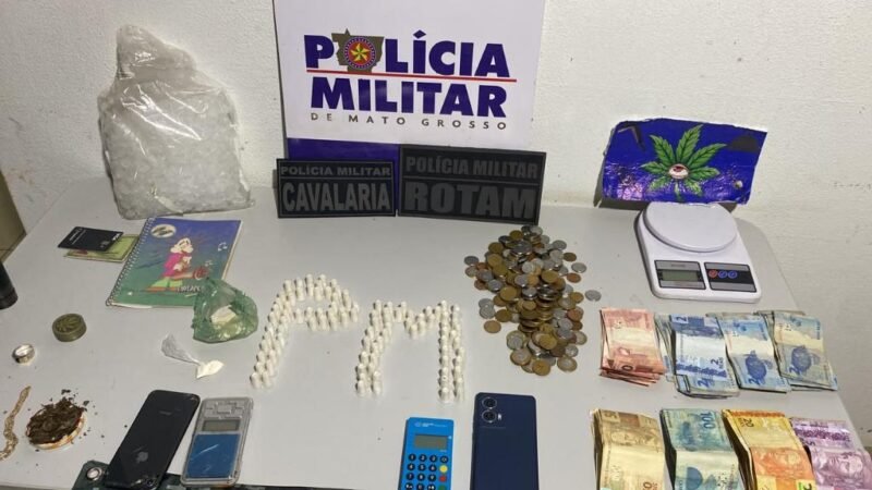 Cerco tático: Casal tenta correr para dentro de casa, mas acaba preso com estoque de drogas e dinheiro