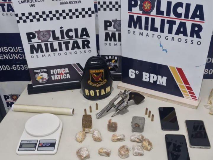Tornozelados são flagrados com drogas e revólver após denúncia; dupla acaba presa