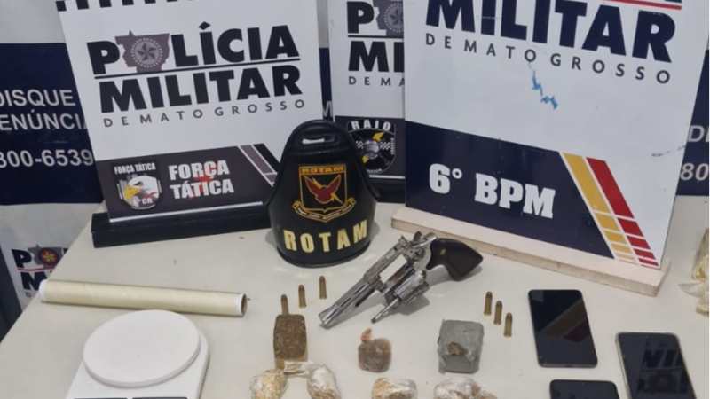 Tornozelados são flagrados com drogas e revólver após denúncia; dupla acaba presa