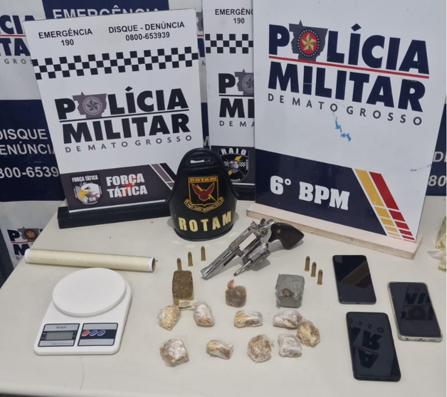 Tornozelados são flagrados com drogas e revólver após denúncia; dupla acaba presa
