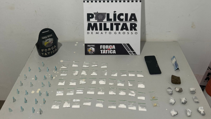 Denúncia leva polícia a ponto de tráfico e termina com dupla presa e 78 porções de drogas apreendidas