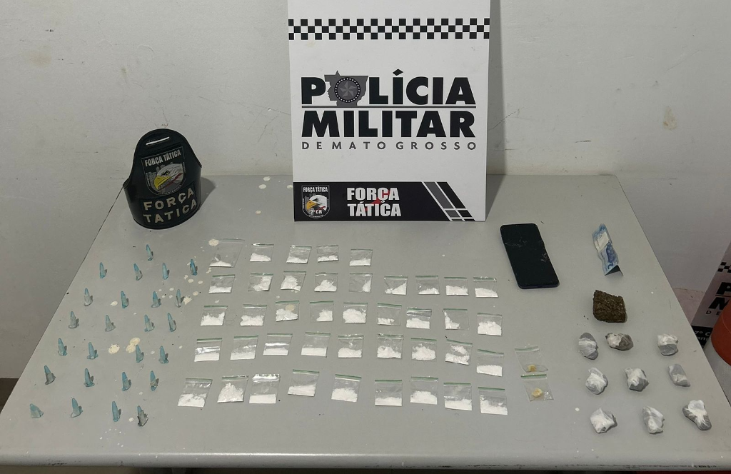 Denúncia leva polícia a ponto de tráfico e termina com dupla presa e 78 porções de drogas apreendidas
