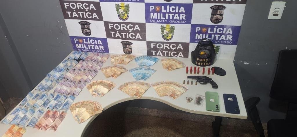 Suspeito tenta fugir da PM, mas acaba preso com arma, drogas e mais de R$ 9 mil em dinheiro