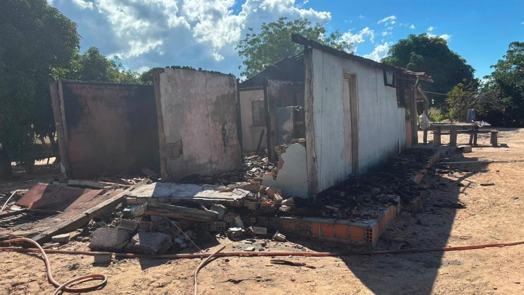 EXPLOSÃO E TERROR! Homem põe facão no pescoço de companheira, joga gasolina e destrói a própria casa com fogo