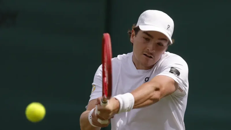 João Fonseca estreia em Wimbledon com 3 a 0 sobre Bautista Agut