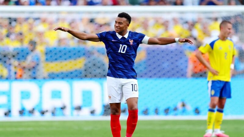 Com dois gols de Mbappé, França despacha Suécia e avança às oitavas