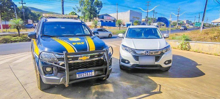 Carro com registro de roubo é descoberto em fiscalização e caso termina na delegacia