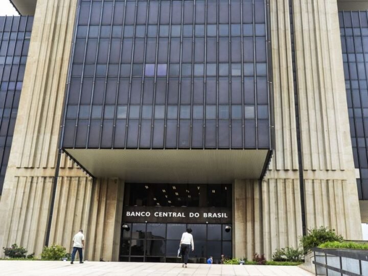 Banco Central eleva projeção do PIB para 2%