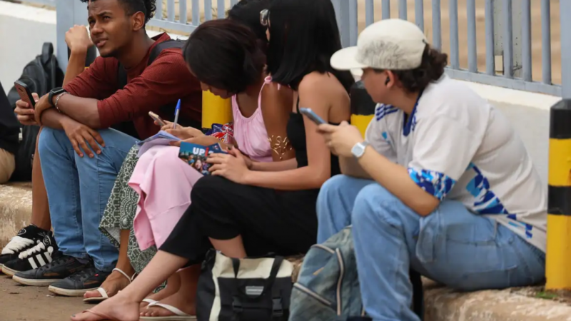 Cai a proporção de jovens que não trabalham, não estudam e nem se qualificam
