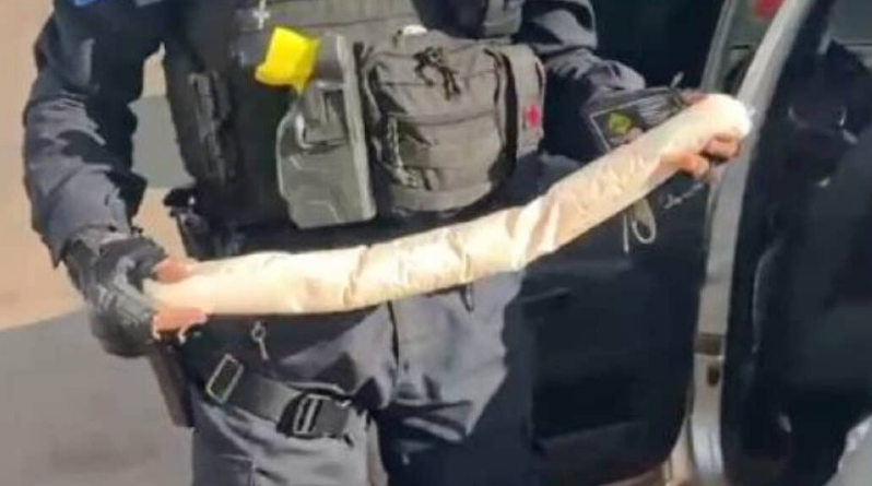Homem é preso com dinamite escondida em carro durante abordagem de trânsito