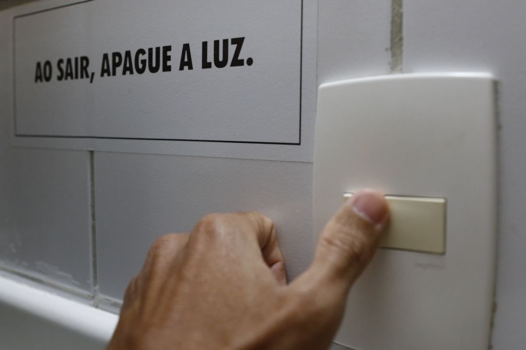 Conta de luz continuará com acréscimo da bandeira amarela em junho