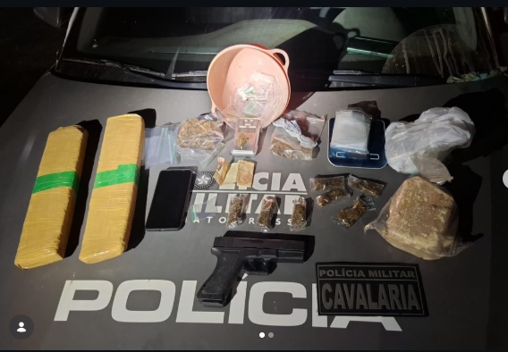 Drogas enterradas; PM prende suspeitos e apreende drogas, celulares e simulacro durante operação