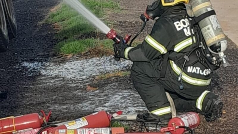 Incêndio em feira mobiliza bombeiros durante a madrugada e evita prejuízo maior