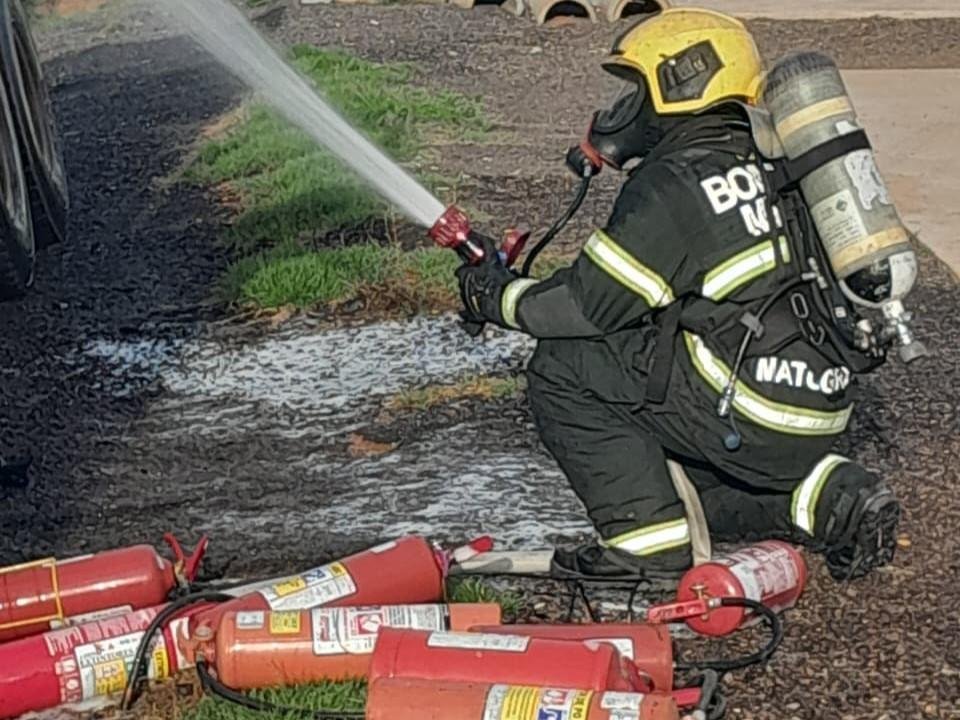 Incêndio em feira mobiliza bombeiros durante a madrugada e evita prejuízo maior