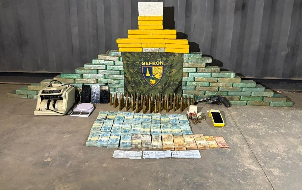 Centro de distribuição do tráfico é desarticulado e operação apreende mais de 100 kg de drogas e R$ 483 mil