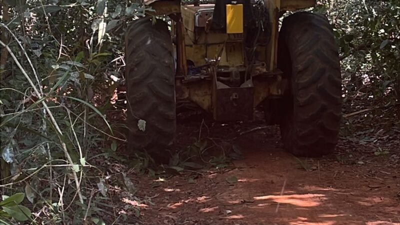 FLAGRANTE NA MATA! Invasores destroem reserva ambiental, fogem de caminhonete e deixam trator para trás ao verem a polícia em Marcelândia