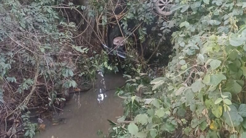 Carro capota, sai da pista e deixa duas pessoas feridas em grave acidente na BR-163 em Guarantã do Norte