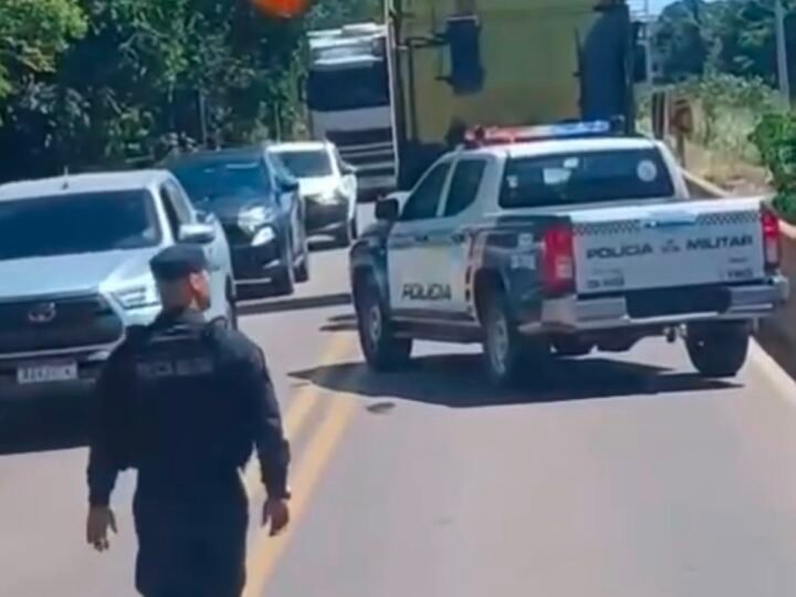 Suspeito tenta fugir nadando, é alcançado e preso pela Polícia Militar; video