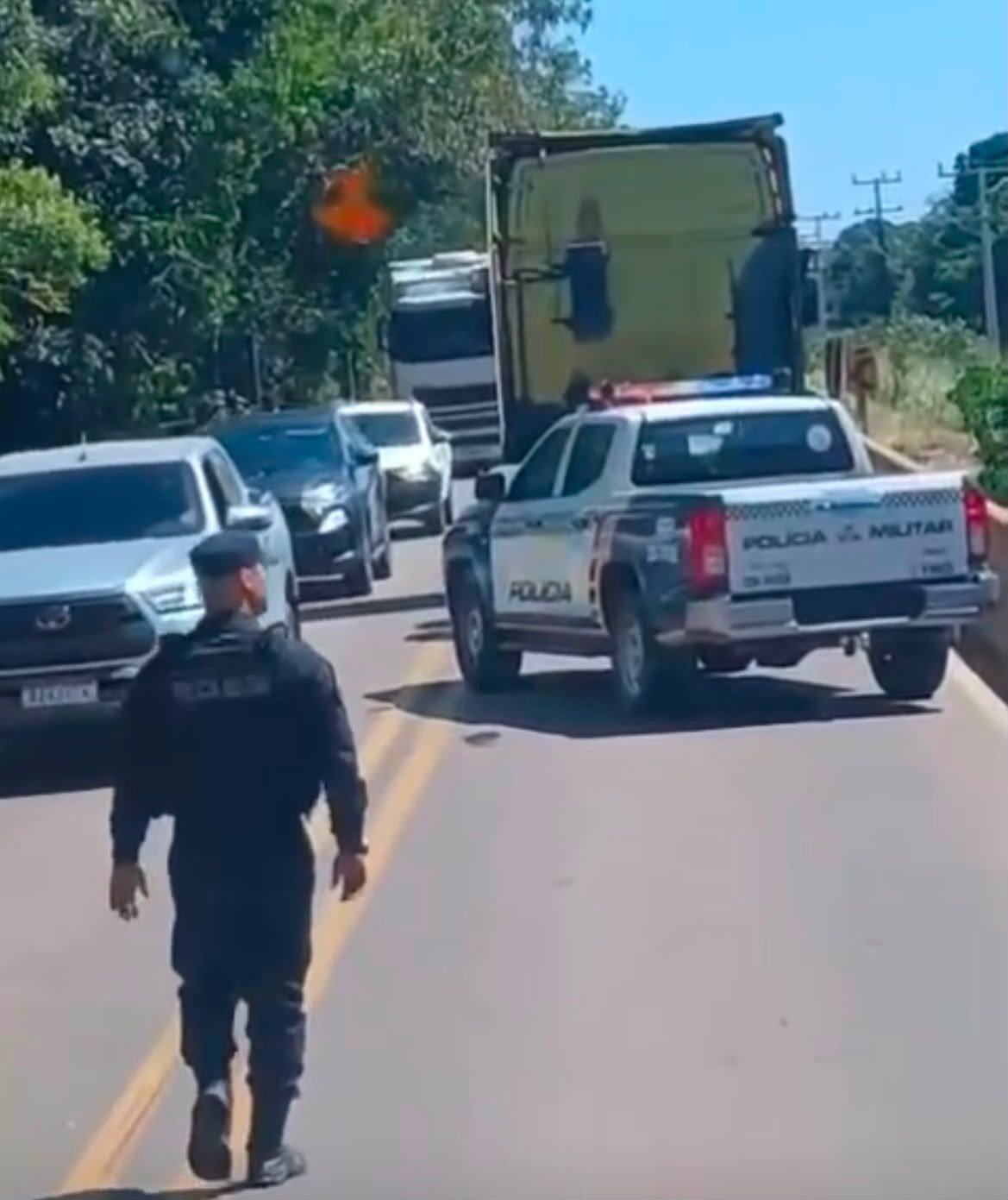 Suspeito tenta fugir nadando, é alcançado e preso pela Polícia Militar; video