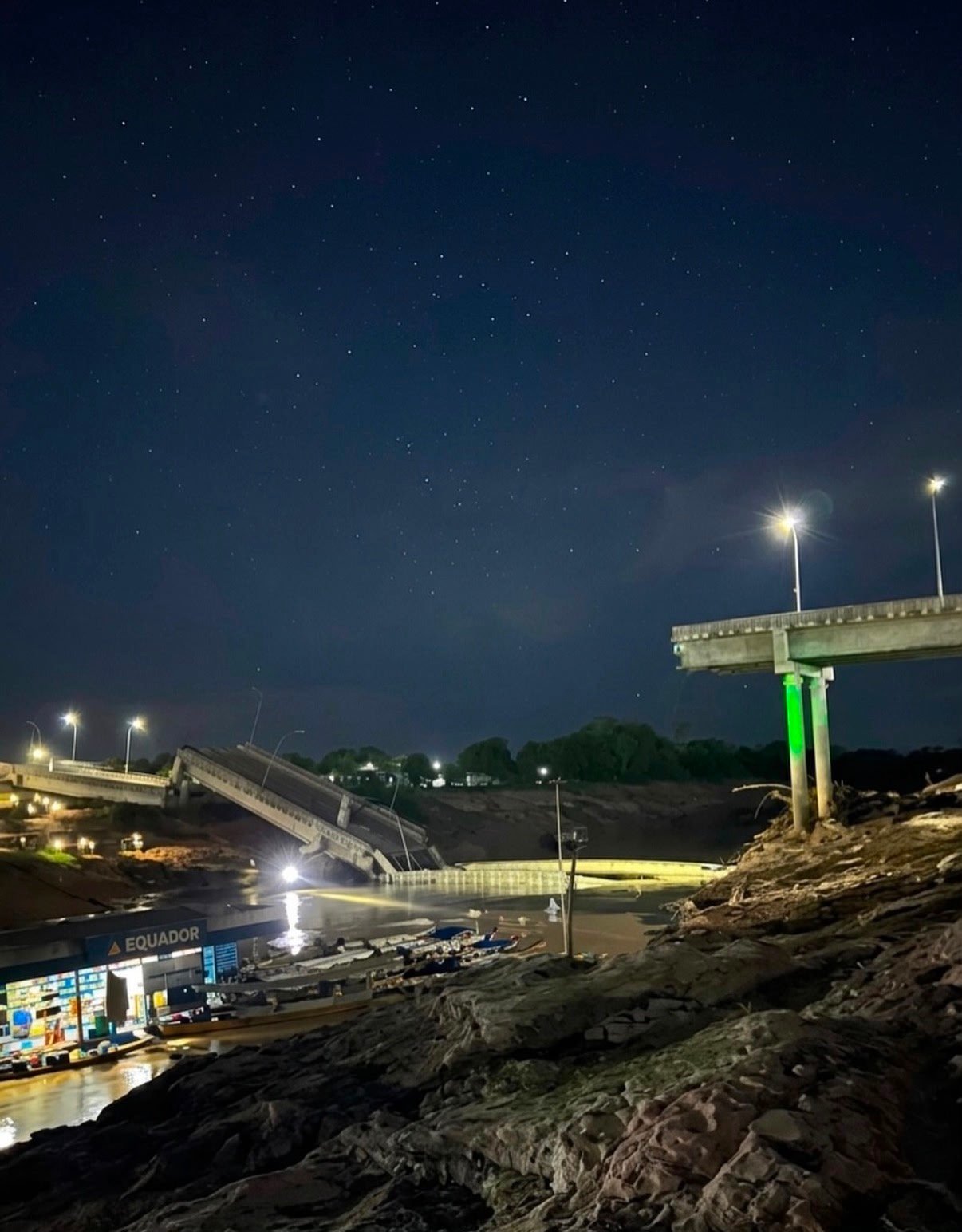 Ponte inaugurada há menos de dois anos desaba e deixa quatro feridos