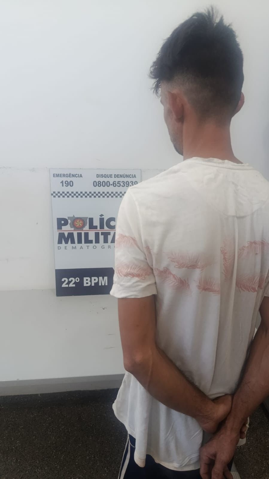 Foragido por furto é preso após ser flagrado saindo de terreno baldio durante patrulhamento em Peixoto de Azevedo