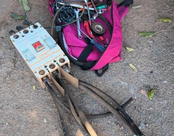 Homem é preso em flagrante ao sair com fiação furtada de escola em reforma