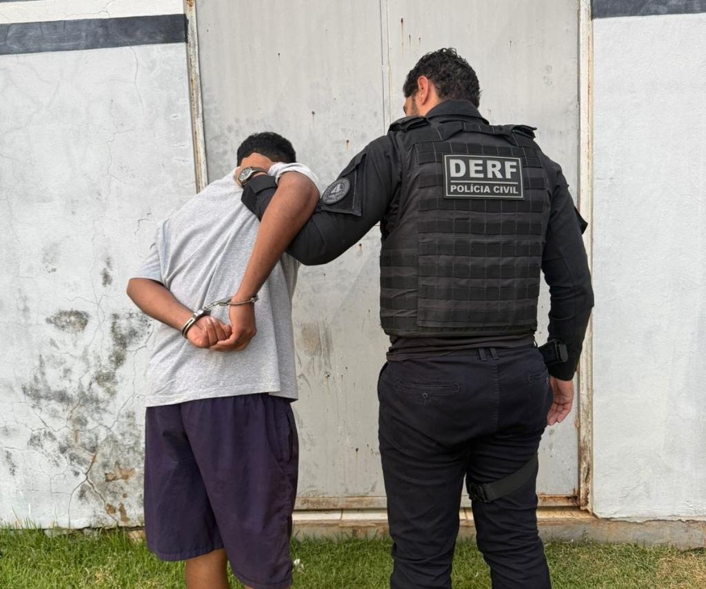 Operação contra o tráfico cumpre 20 mandados e apreende armas e drogas
