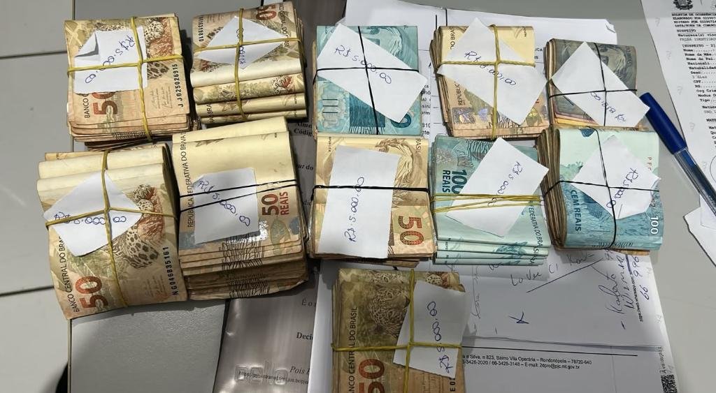 Investigado por homicídio é preso após polícia encontrar dinheiro, veículos e indícios de crimes