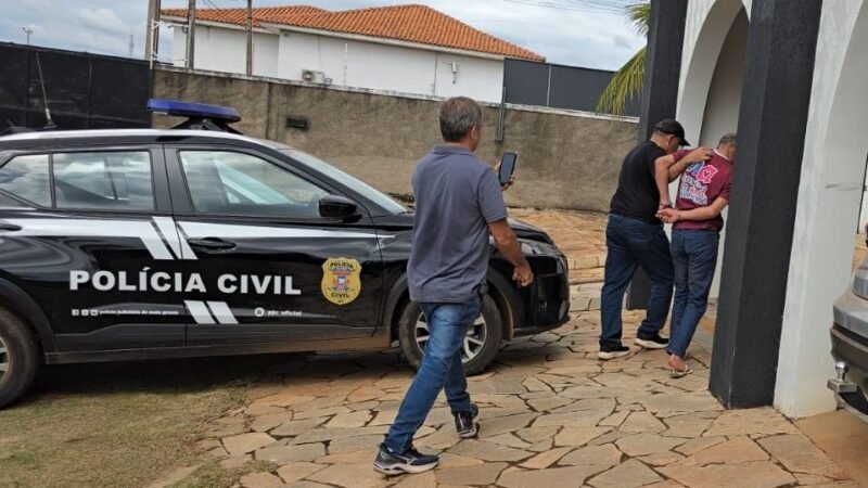 SANGUE EM REUNIÃO DE AMIGOS! Homem se enfurece, enforca esposa e esfaqueia idosa que tentou salvá-la