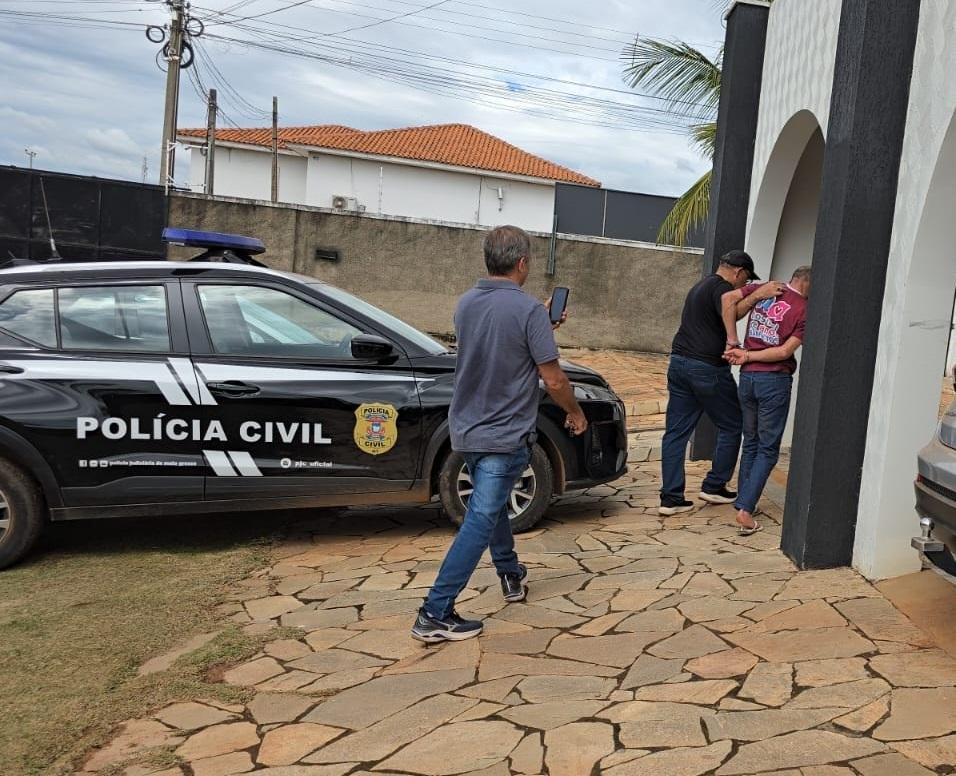 SANGUE EM REUNIÃO DE AMIGOS! Homem se enfurece, enforca esposa e esfaqueia idosa que tentou salvá-la