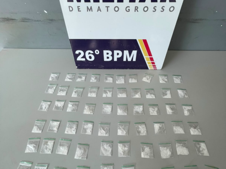 Nervosismo entrega suspeitos e PM encontra 70 porções de drogas prontas para venda