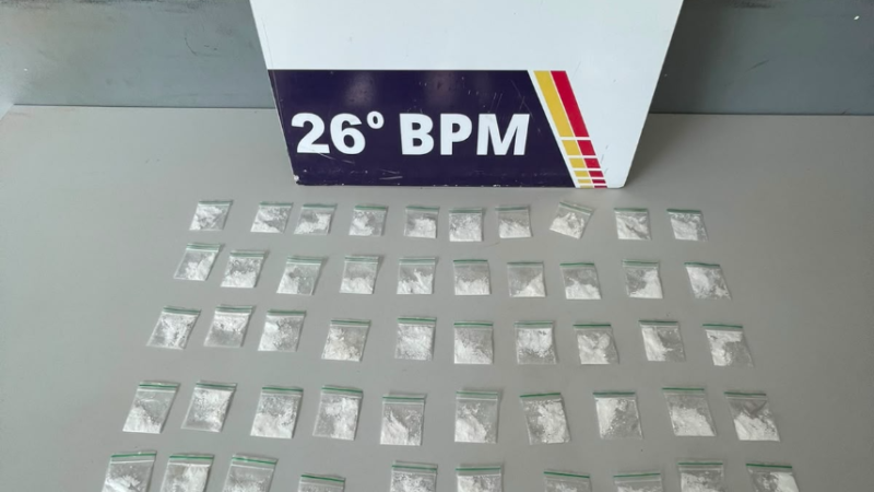 Nervosismo entrega suspeitos e PM encontra 70 porções de drogas prontas para venda