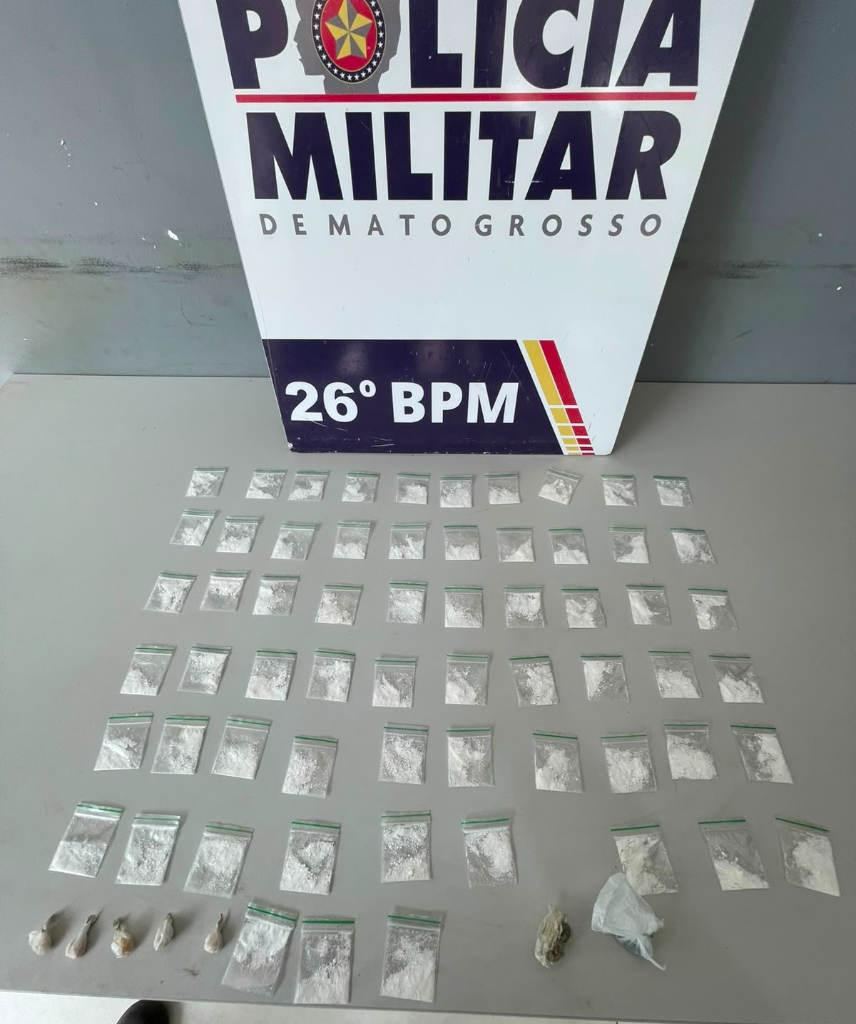 Nervosismo entrega suspeitos e PM encontra 70 porções de drogas prontas para venda