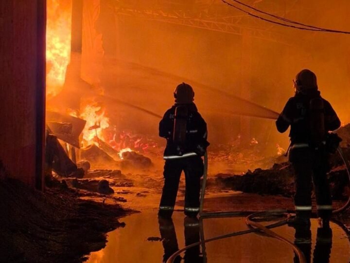Incêndio de grandes proporções destrói veículos e mobiliza bombeiros durante a madrugada