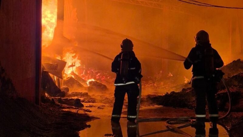 Incêndio de grandes proporções destrói veículos e mobiliza bombeiros durante a madrugada